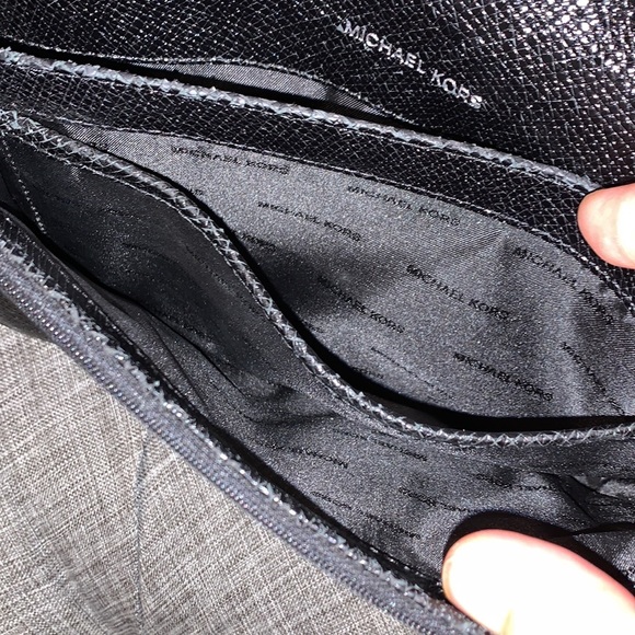 **SOLD*** Michael Kors Daniella Snake Scale Print Silver Chain Crossbody - Picture 15 of 17